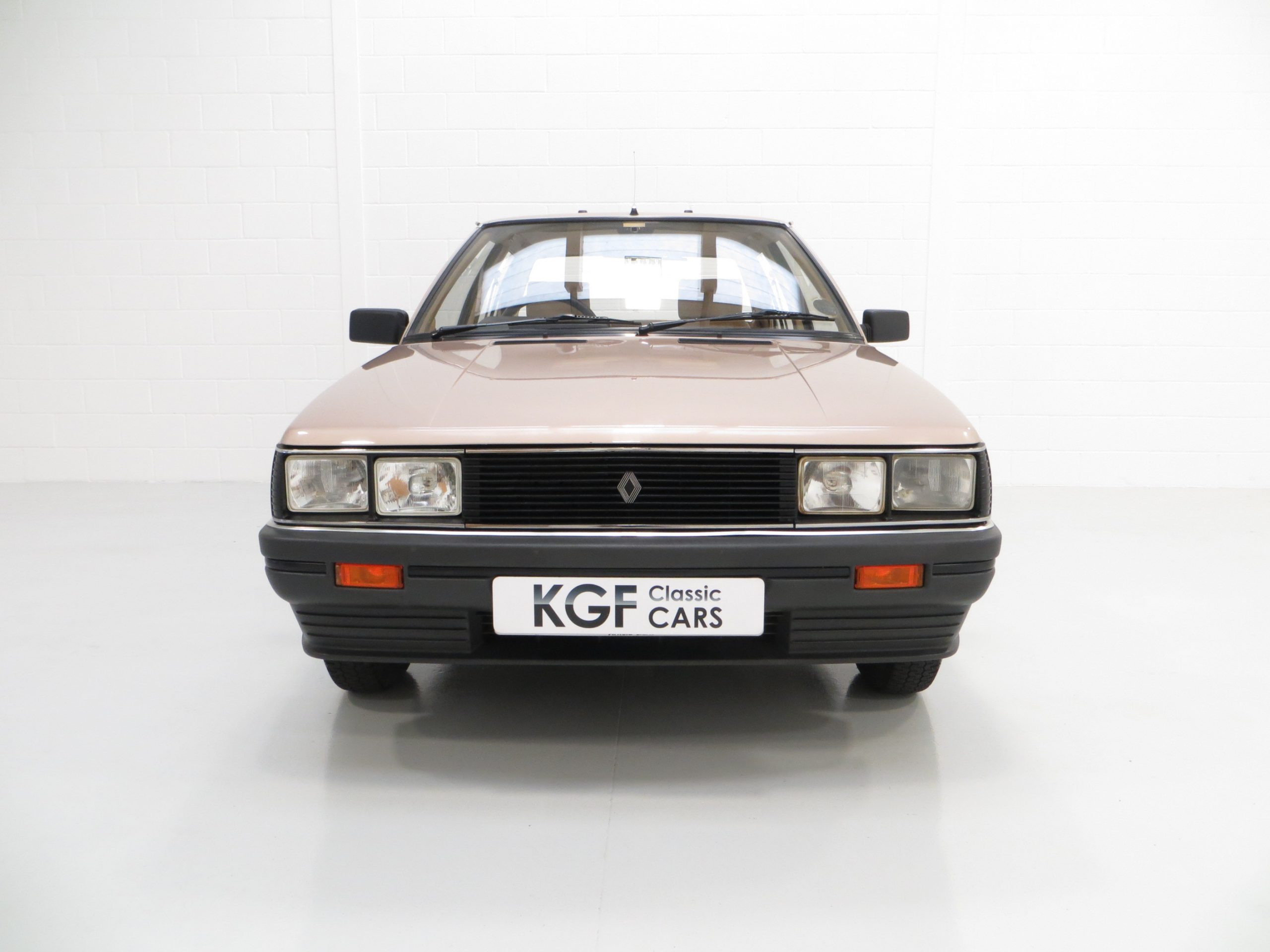 Renault 9 Broadway KGF